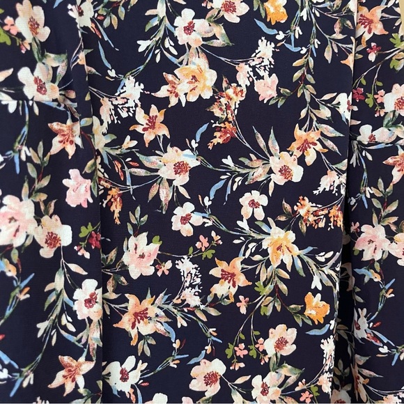 CeCe Navy Floral Women’s Size Medium Sleeveless Shirt - Picture 2 of 6